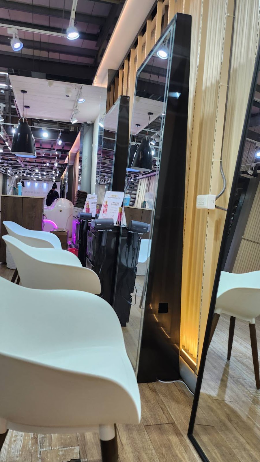 AI智能洗髮｜舒壓髮研所-台中逢甲店 2