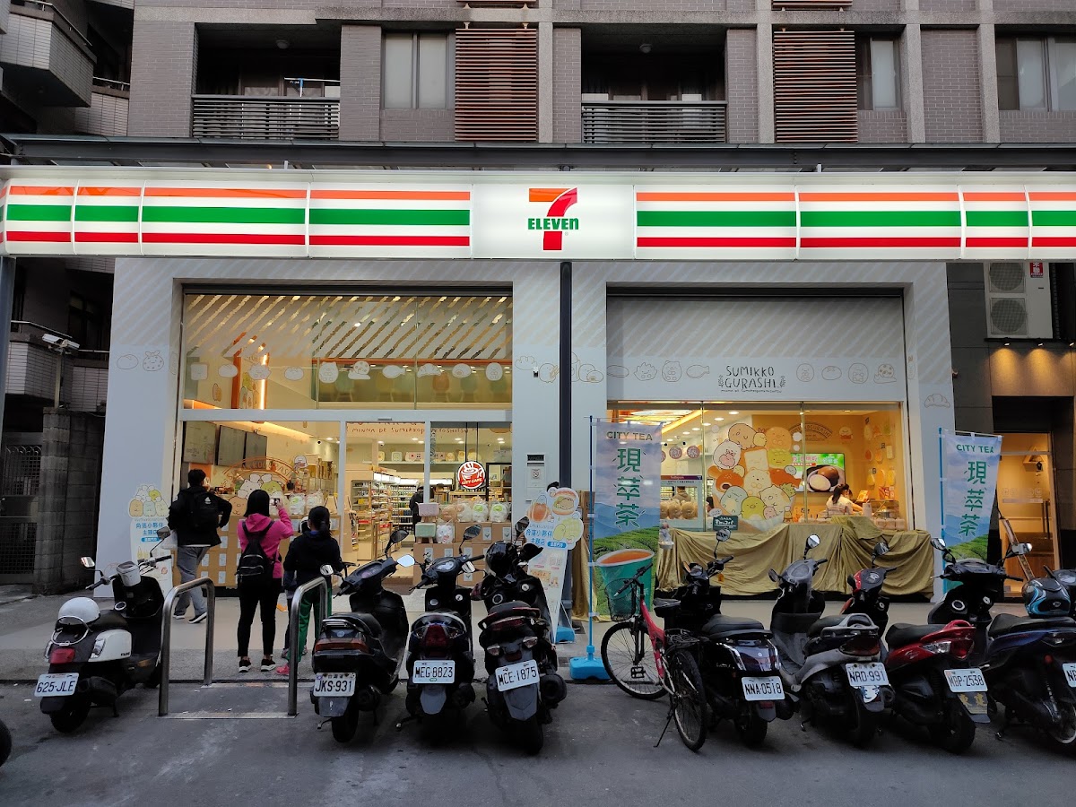 7-ELEVEn 逢廣門市 (角落小夥伴聯名主題店) 1