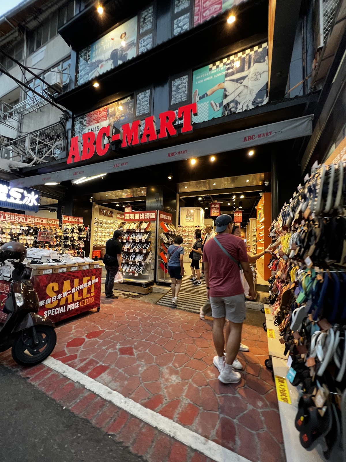 ABC-MART 台中文華店 1