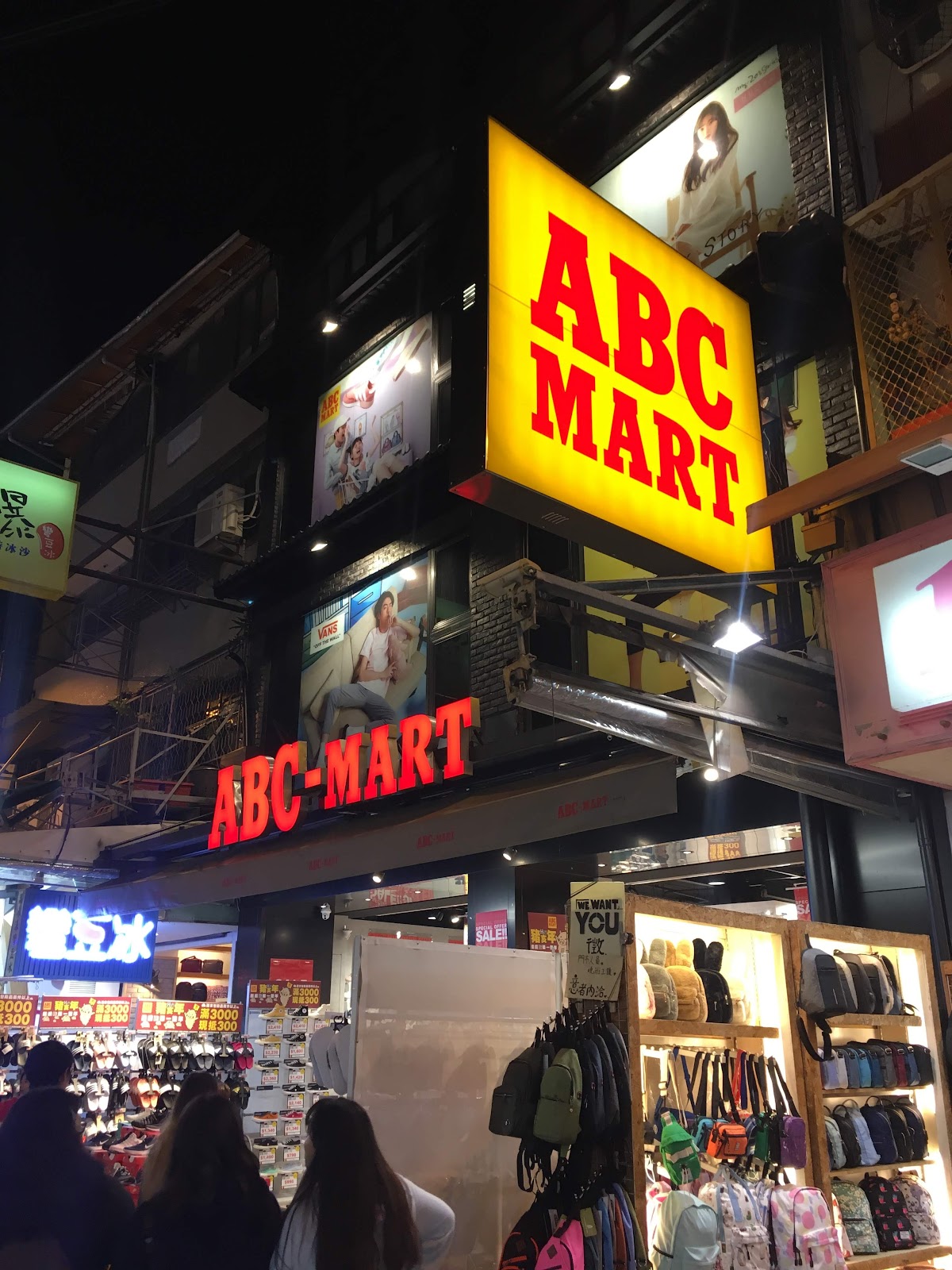 ABC-MART 台中文華店 4