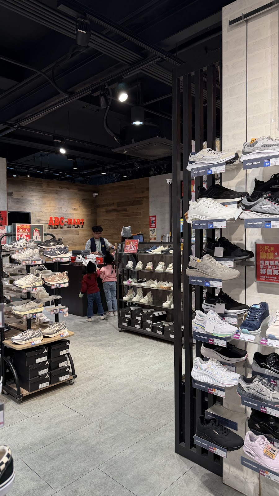 ABC-MART 台中文華店 5