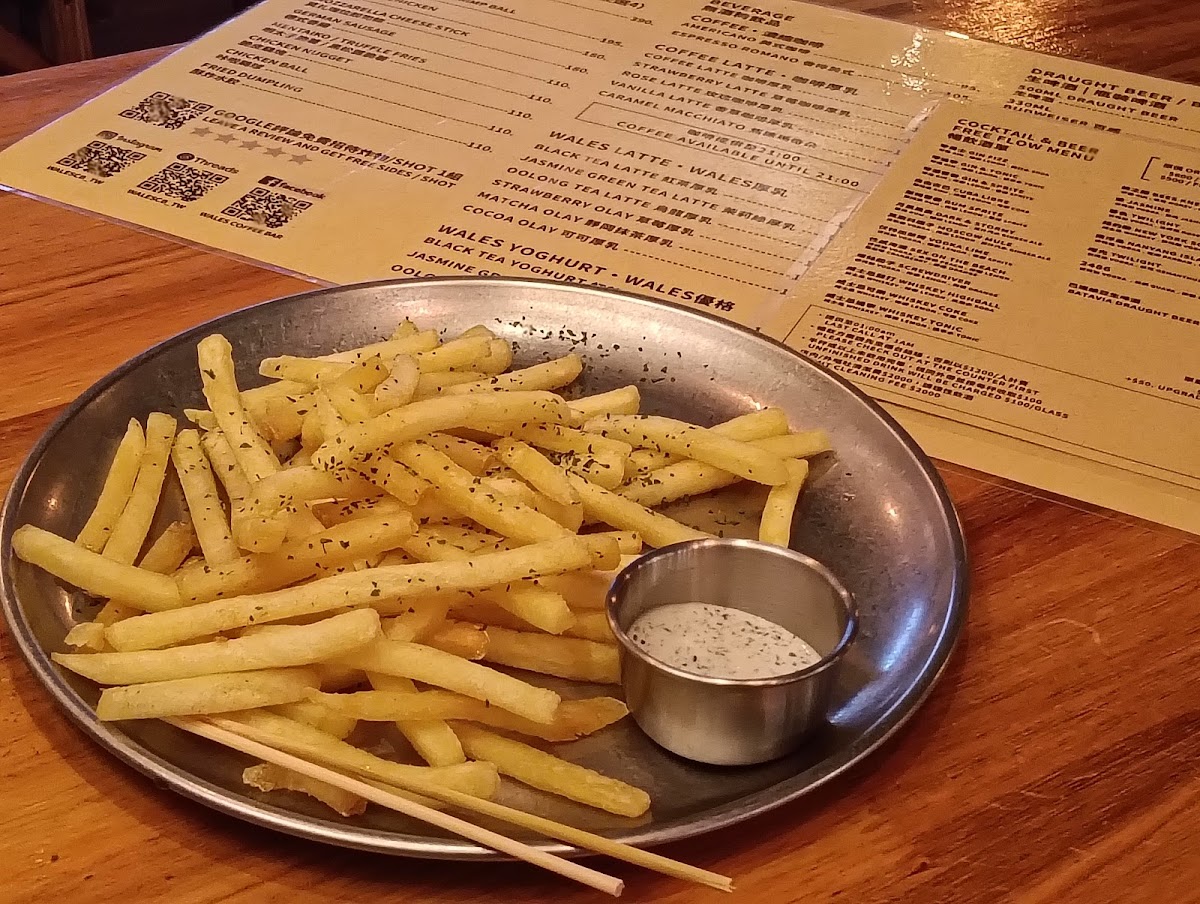 Wales Coffee Bar ｜飛鏢餐酒館｜寵物友善 ｜ 逢甲酒吧｜宵夜 5