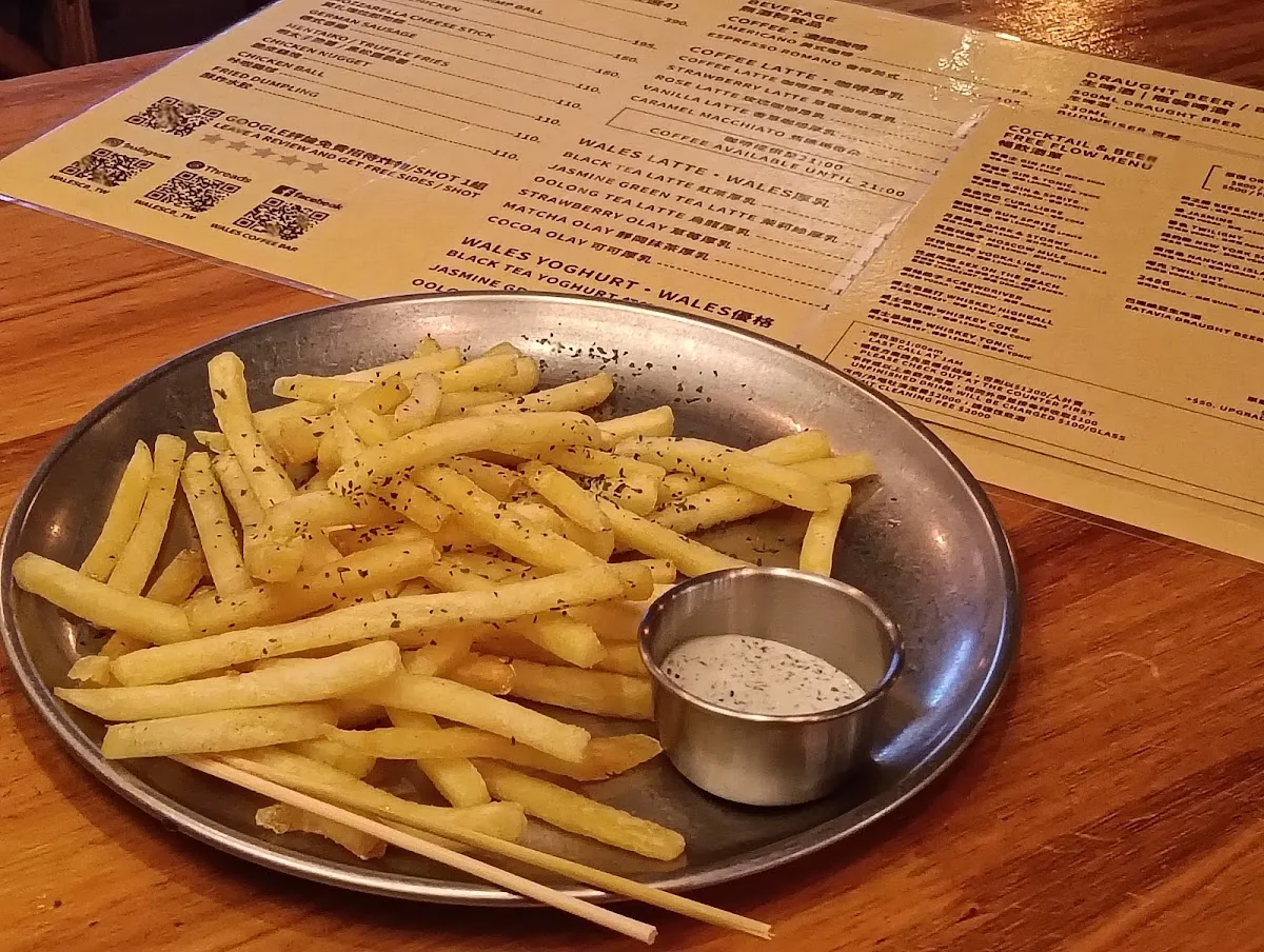Wales Coffee Bar ｜飛鏢餐酒館｜寵物友善 ｜ 逢甲酒吧｜宵夜 5